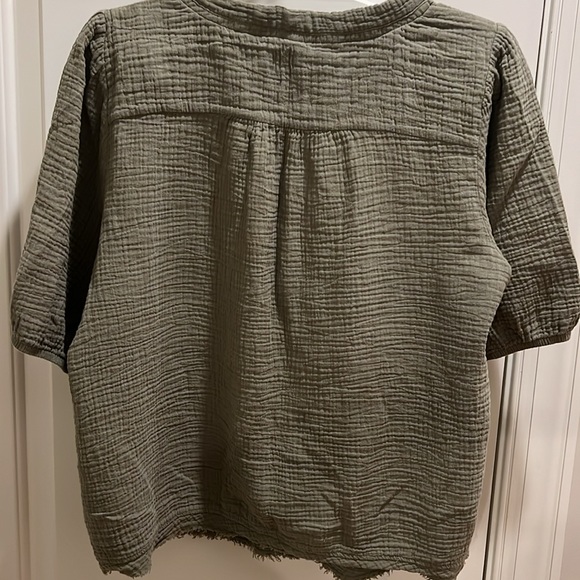 Textural woven Gauze blouse with freyed edge and inset shoulder detail - Picture 6 of 6